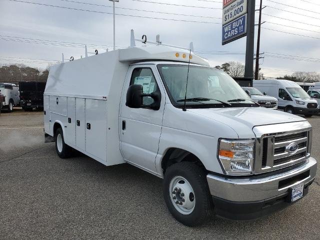 New 2025 Oxford White Ford E-350 SRW image 27