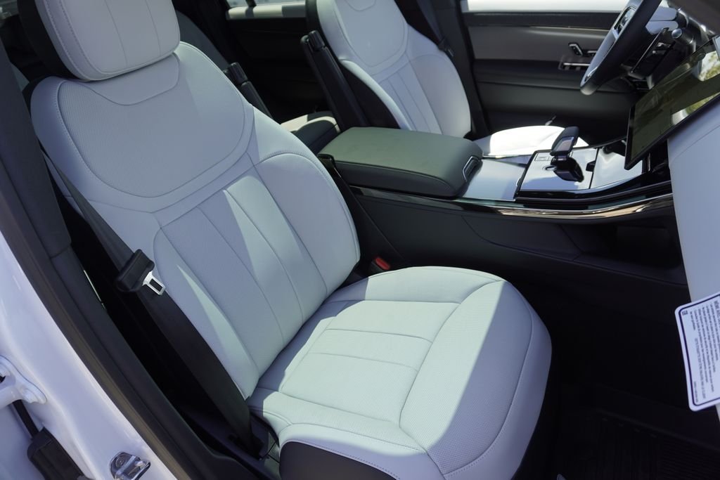 New 2026 Ostuni Pearl White LAND ROVER Dynamic SE image 24