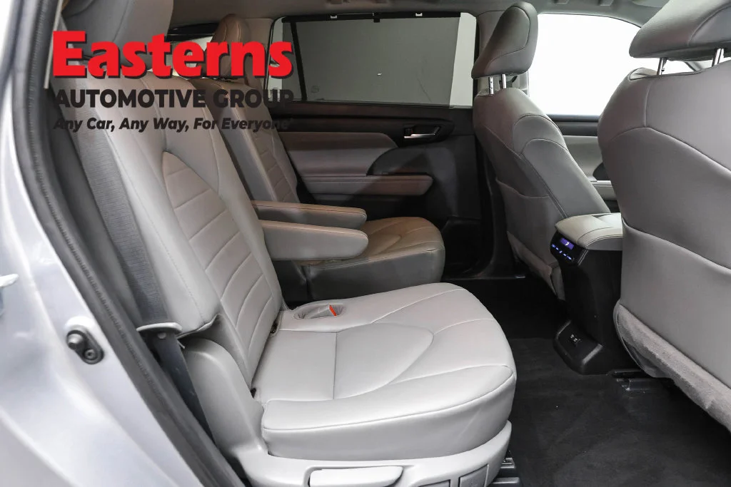 Used 2021 Silver Toyota XLE image 27