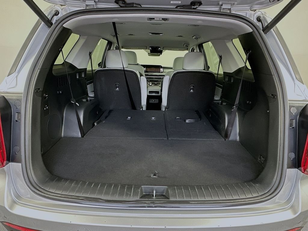 Used 2025 Silver Hyundai SEL image 27