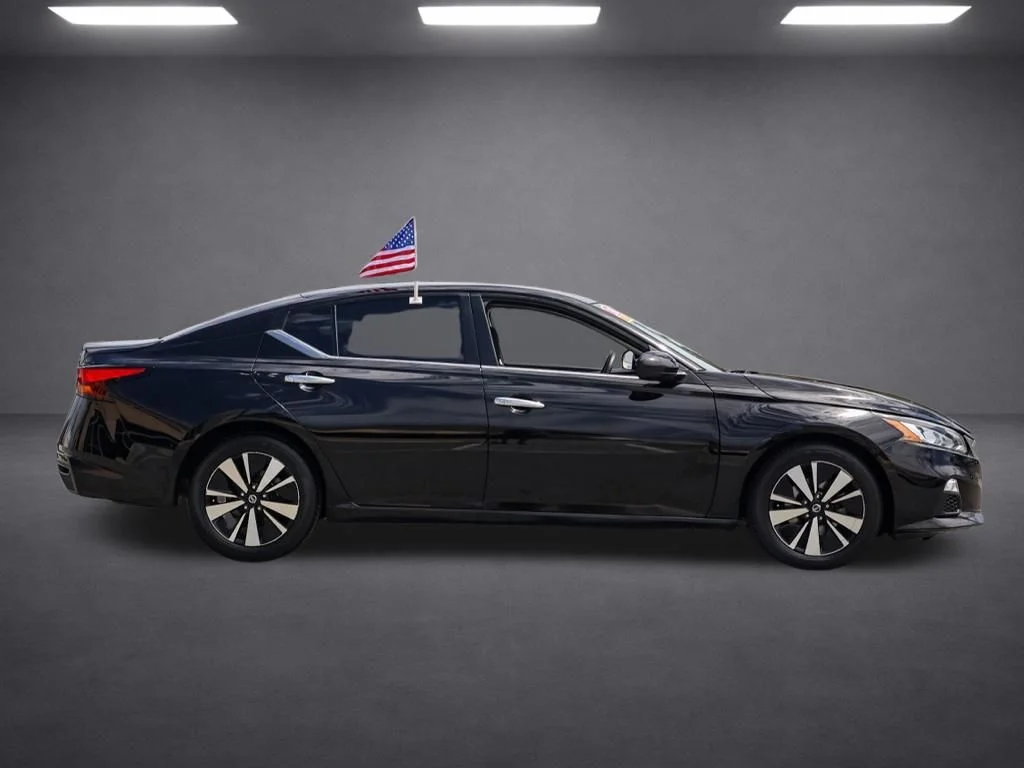 Used 2021 Black Nissan 2.5 SV image 2