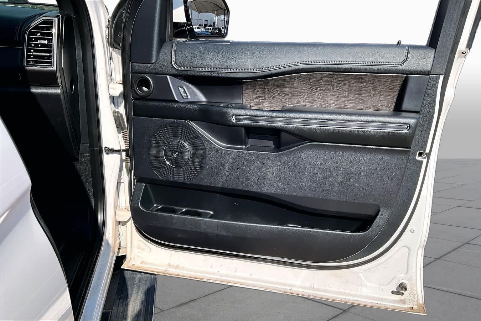 Used 2019 White Platinum Metallic Tri-Coat Ford Limited image 27