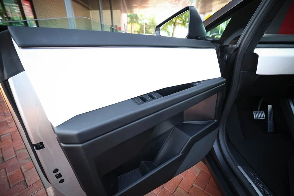 2024 Tesla Cybertruck Base - Photo 33