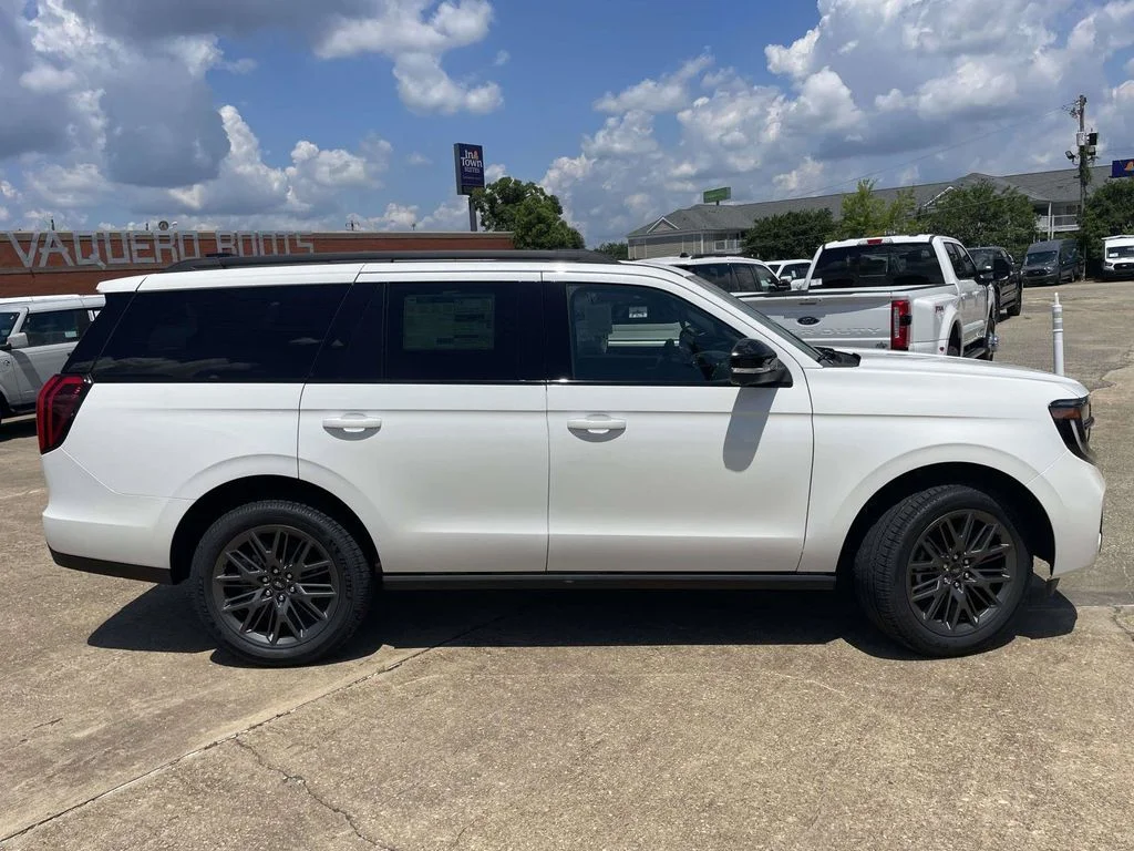 New 2027 Star White Metallic Tri-Coat Ford Platinum image 2