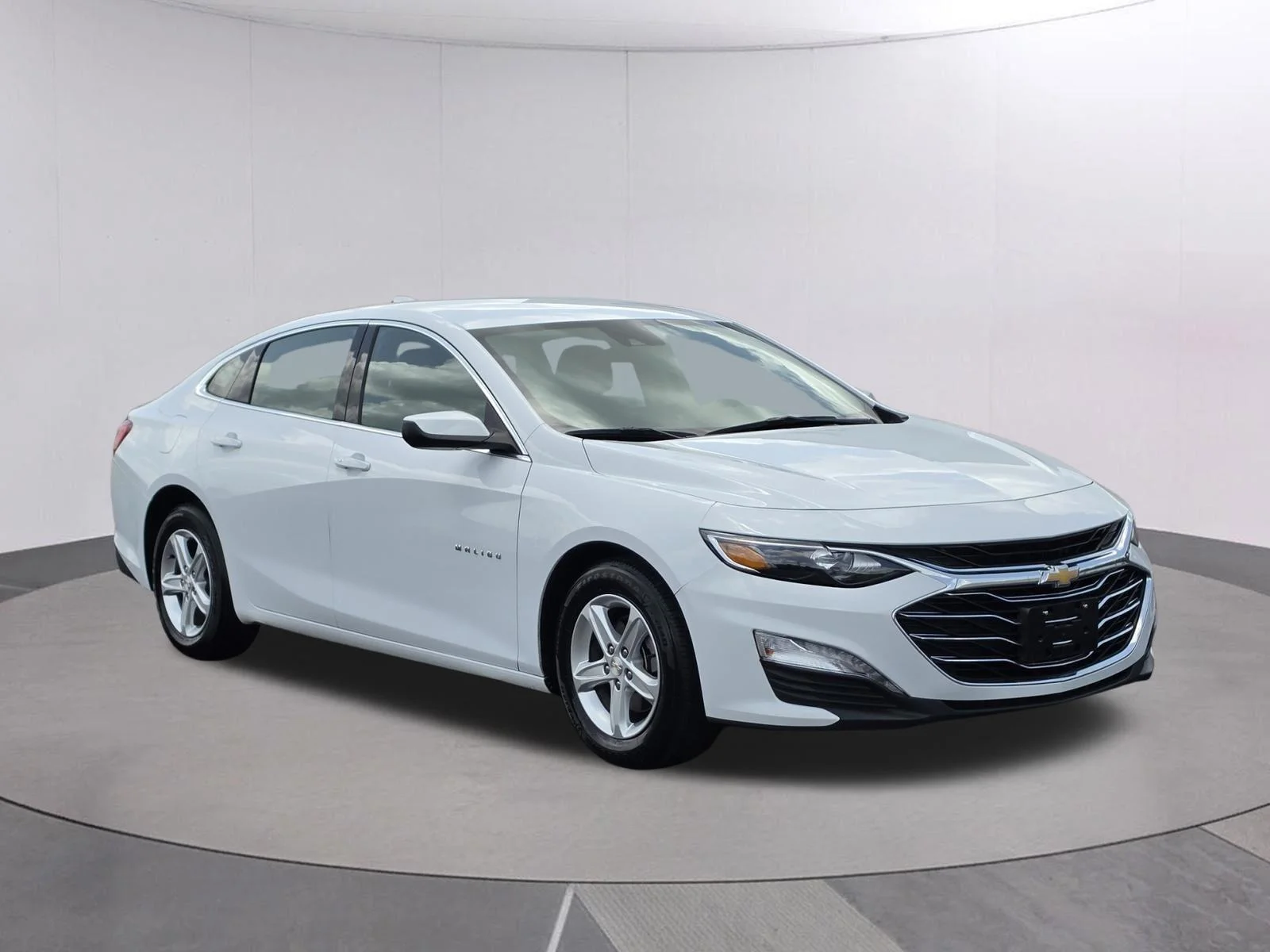 Used 2024 Summit White Chevrolet LT image 4