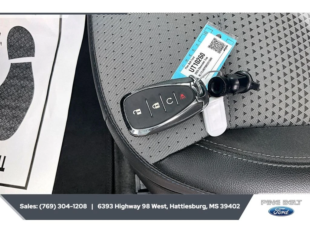 Used 2025 Summit White Chevrolet LT image 9