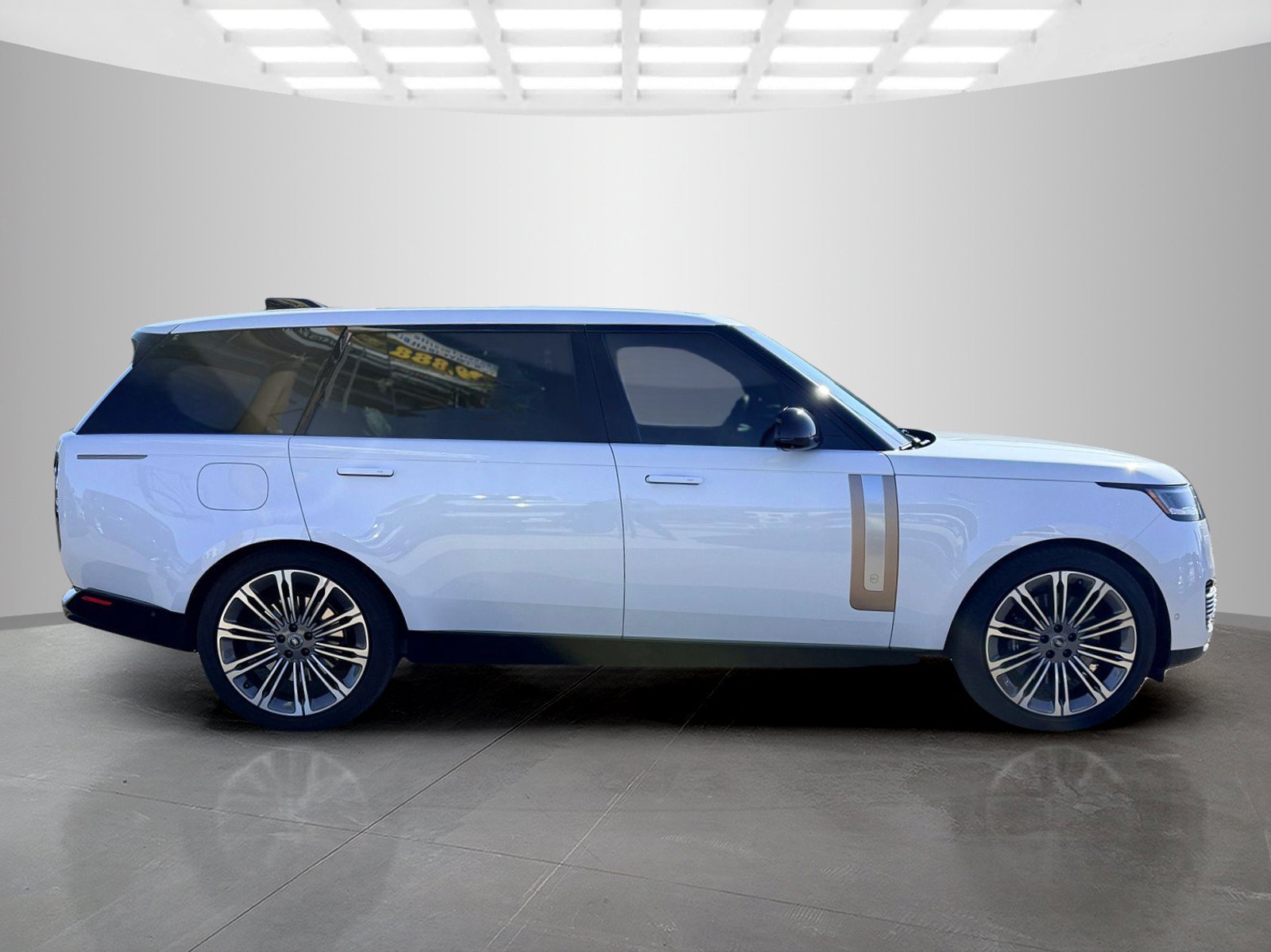 Used 2024 White Land Rover SV image 4