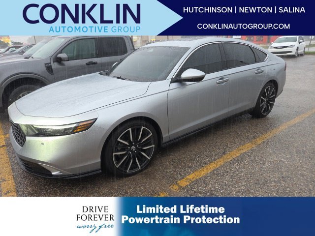 Used 2025 Solar Silver Metallic Honda Touring image 1