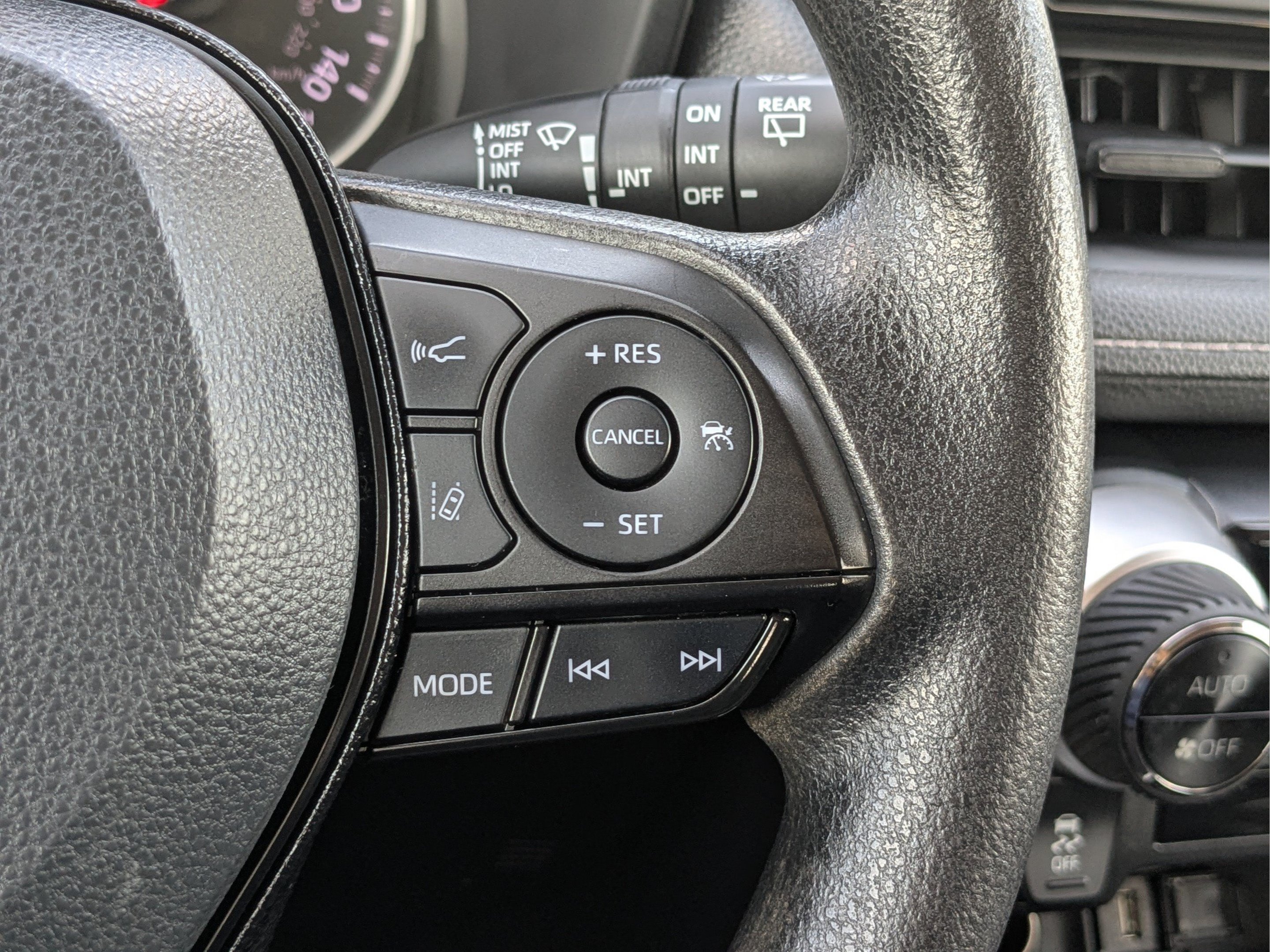 2021 Toyota RAV4 XLE - Photo 28