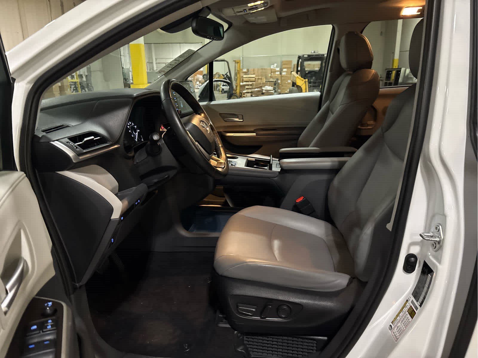 Used 2022 Wind Chill Pearl Toyota XLE image 10