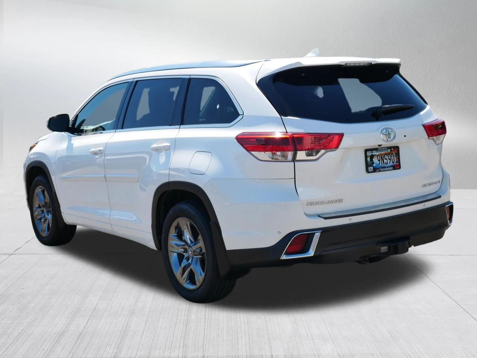 Used 2017 Blizzard Pearl Toyota Limited Platinum image 5