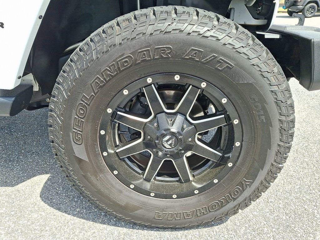 Used 2017 White Jeep Unlimited Sahara image 9