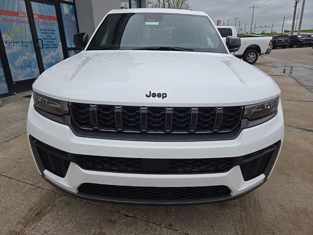 New 2026 Bright White Clear-Coat Exterior Paint Jeep Altitude image 16