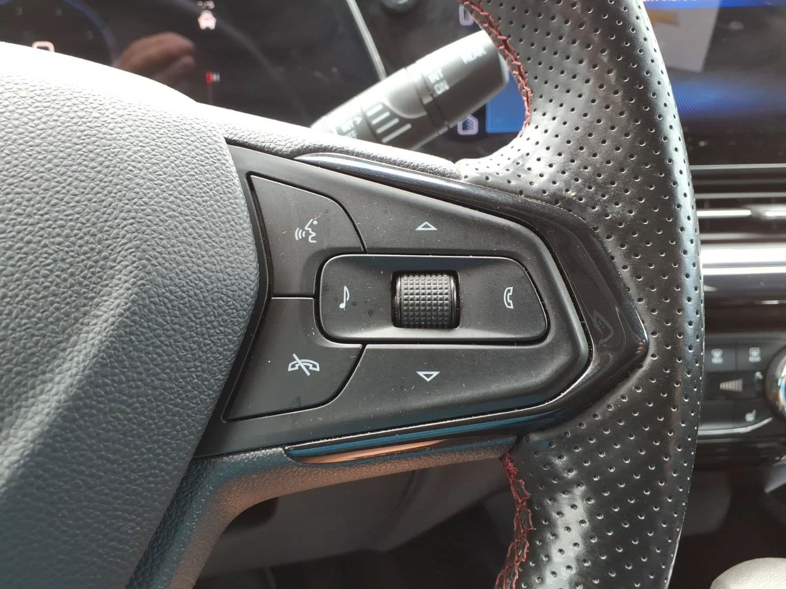 Used 2024 Summit White Chevrolet 2RS image 28