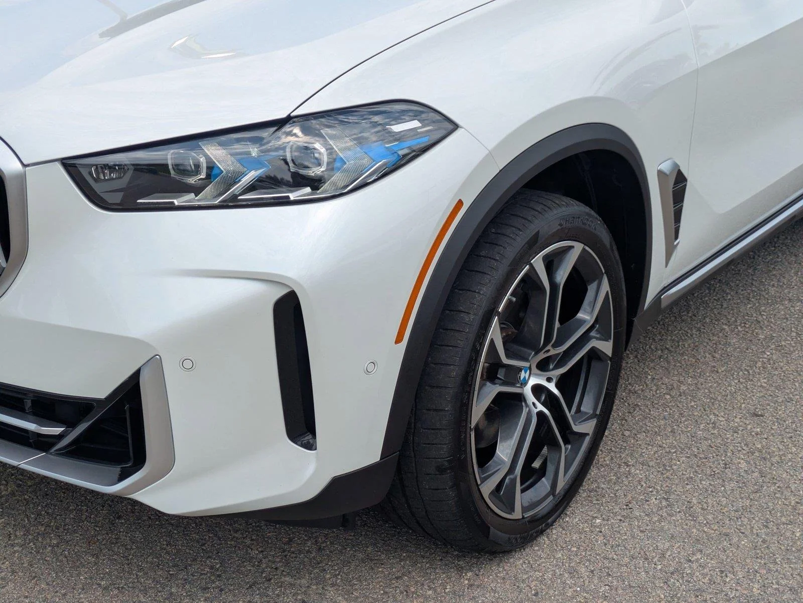 Used 2025 Mineral White Metallic BMW xDrive40i image 9