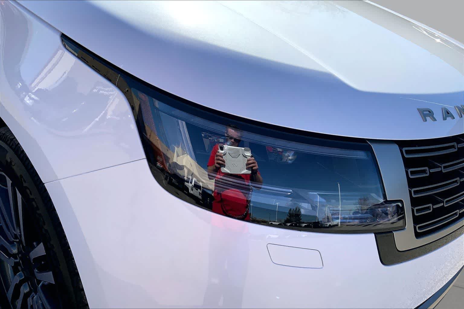 New 2026 Ostuni Pearl White Land Rover SE image 13