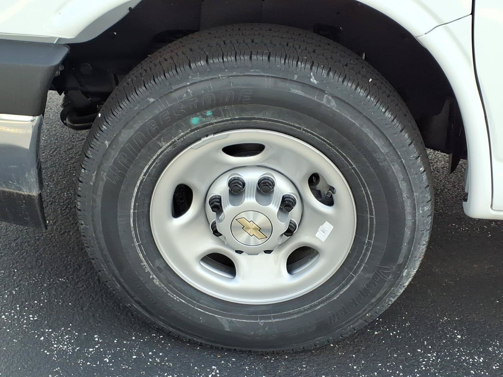 New 2026 Summit White Chevrolet 1WT image 21