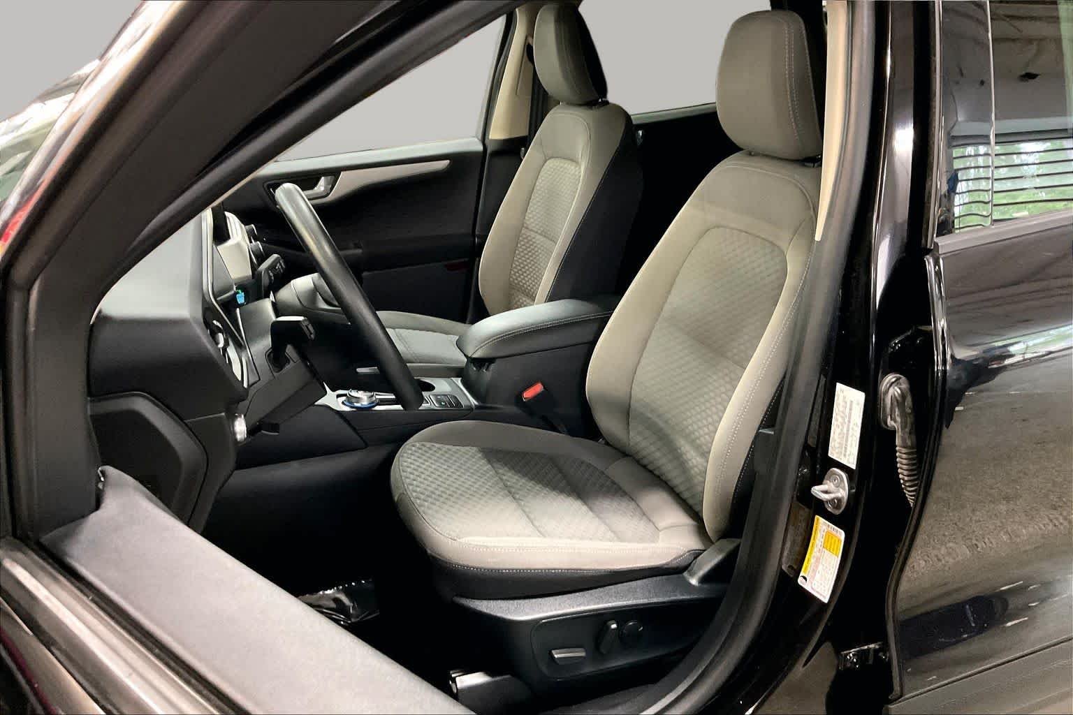 Used 2020 Agate Black Metallic Ford SE image 8