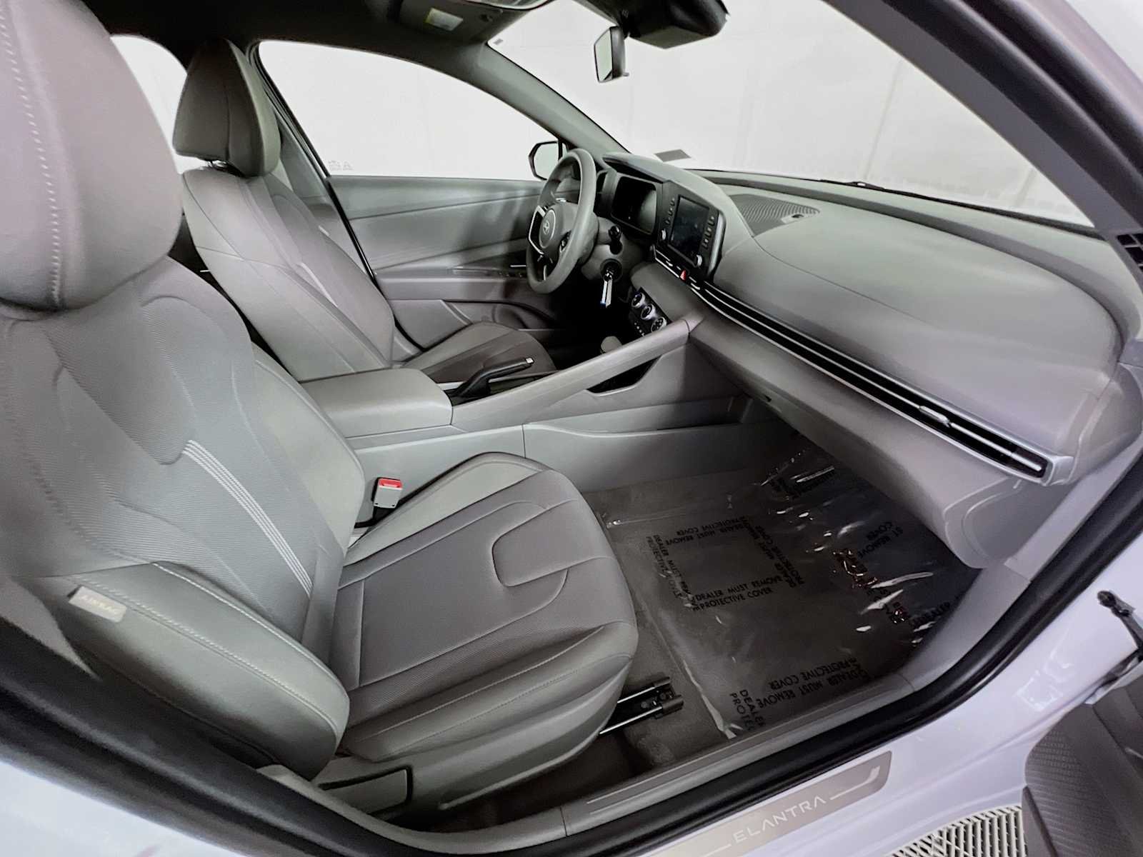 Used 2025 Serenity White Hyundai SE image 27