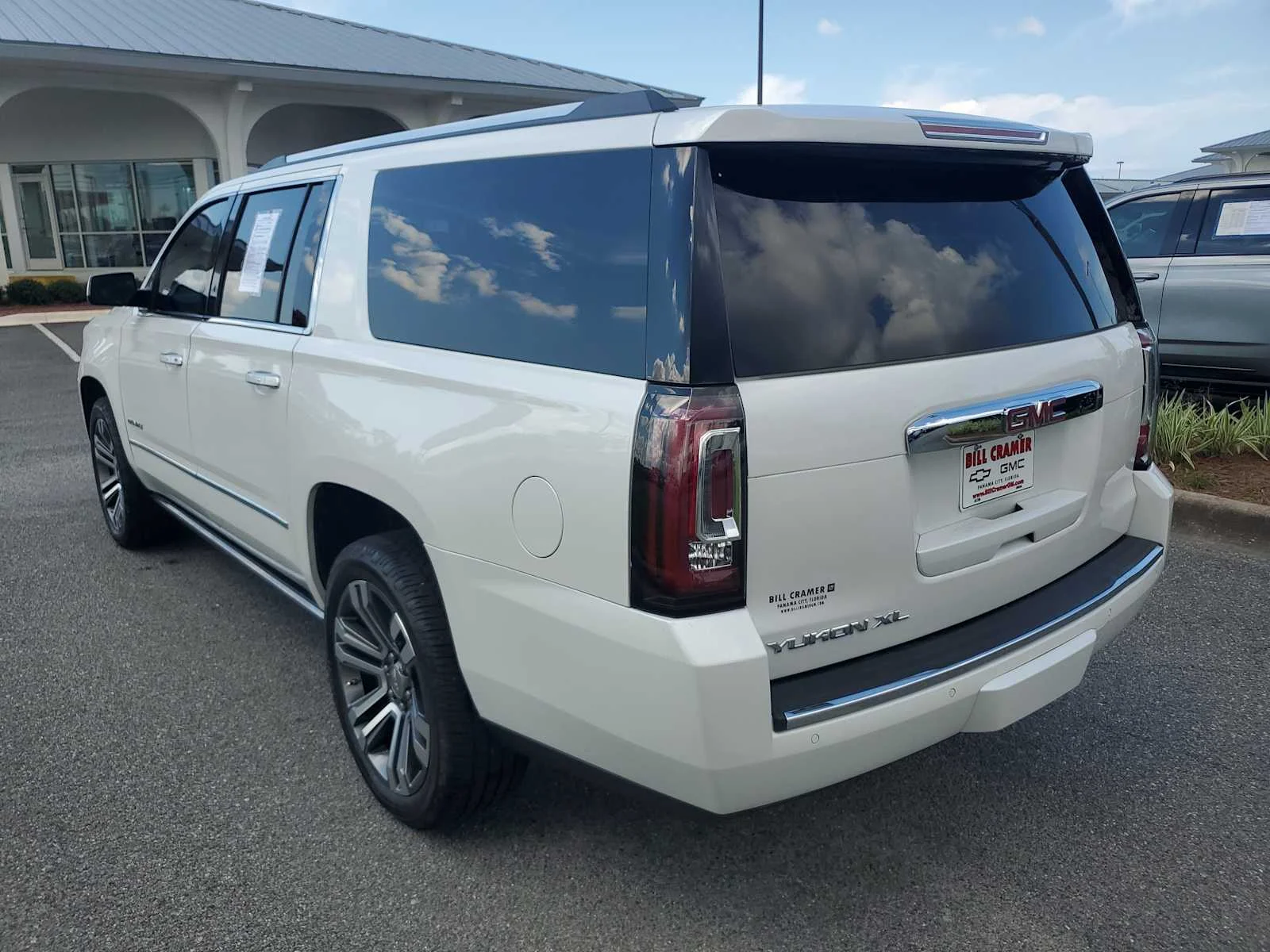 Used 2017 WHITE FROST TRICOAT GMC Denali image 3