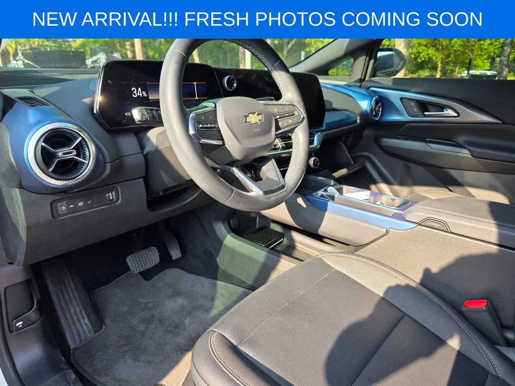 Used 2025 Summit White Chevrolet LT image 8