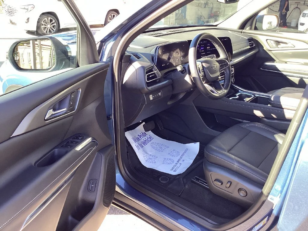Used 2026 Lakeshore Blue Metallic Chevrolet LT image 9