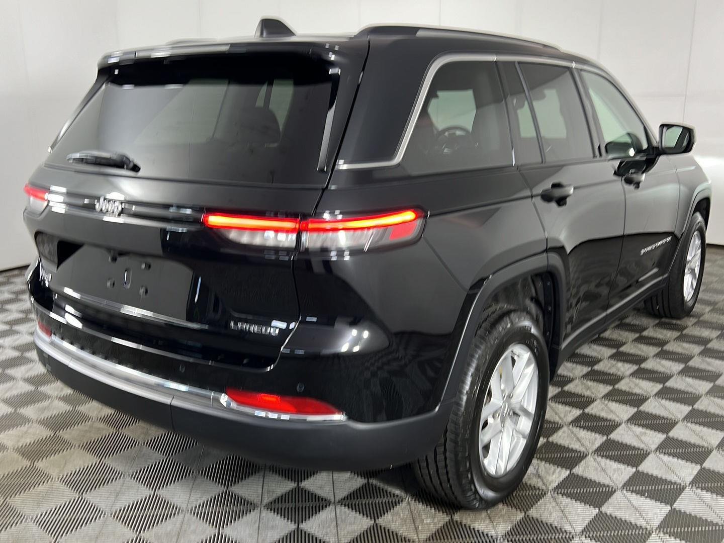 Used 2023 Diamond Black Crystal Pearlcoat Jeep Laredo image 16
