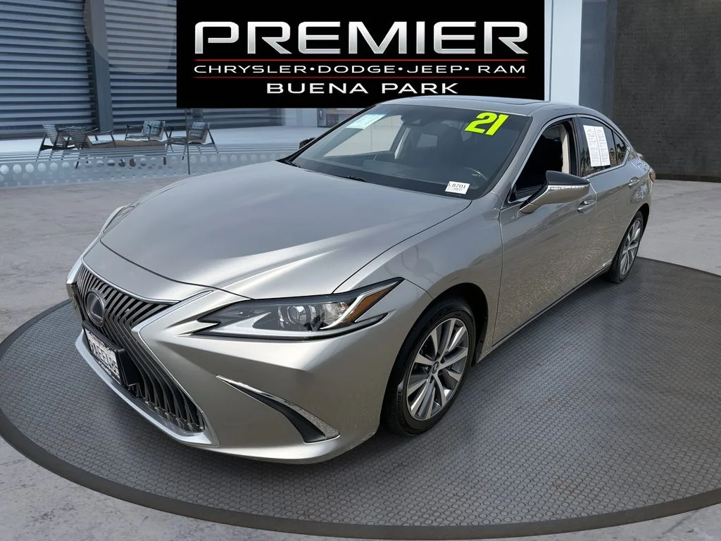 2021 Lexus ES 300h 300h's photo
