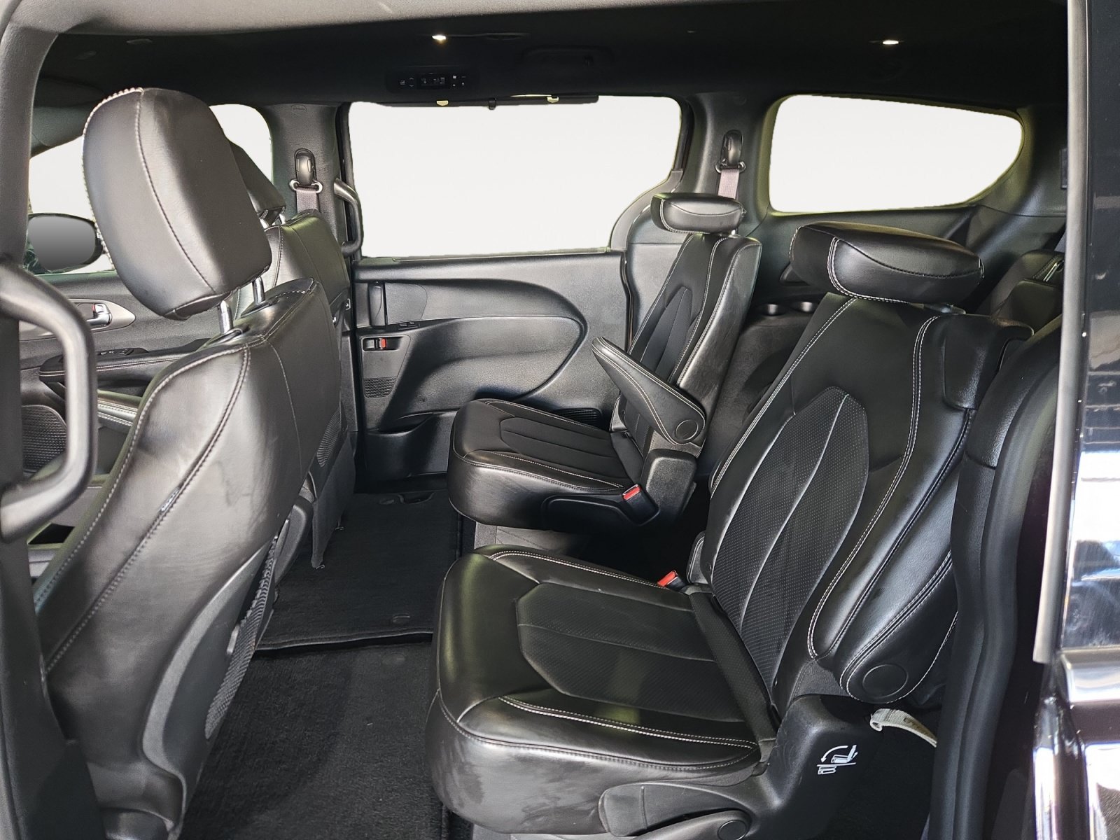 Used 2025 Diamond Black Crystal Pearlcoat Chrysler Select image 21