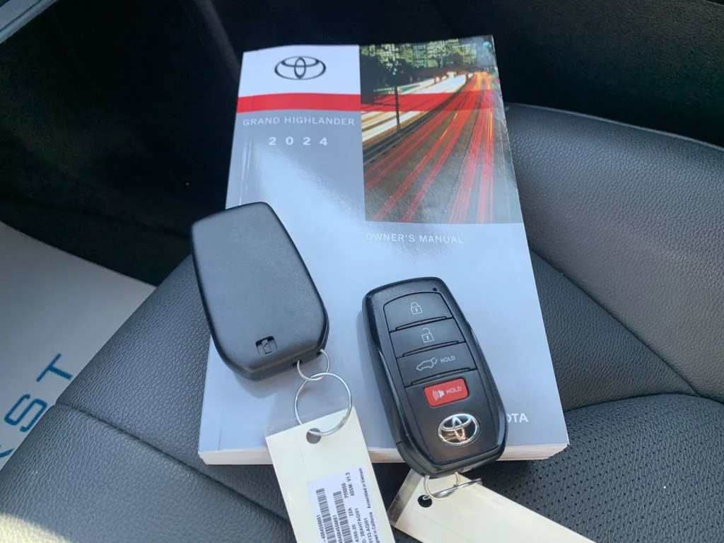 Used 2024  Toyota XLE image 9