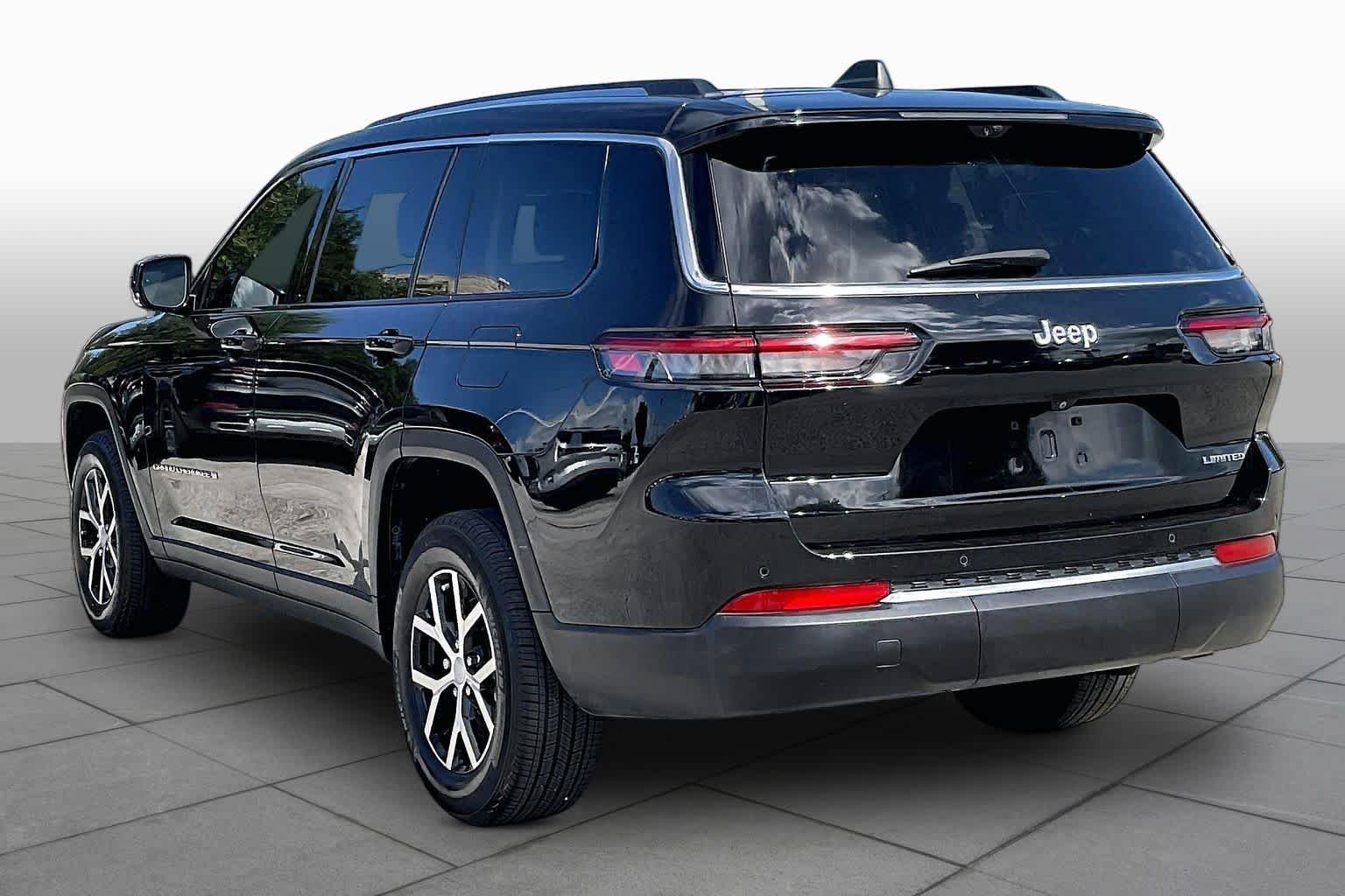 Used 2024 Diamond Black Crystal Pearlcoat Jeep Limited image 12