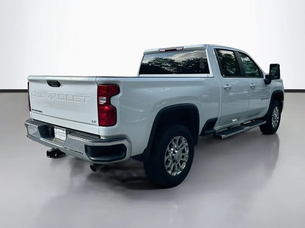 Used 2025 Summit White Chevrolet LT image 5