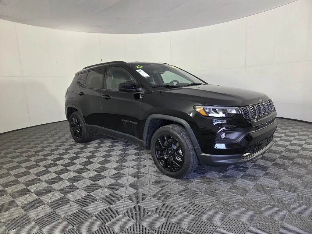 New 2026 Diamond Black Crystal Pearl-Coat Exterior Paint Jeep Latitude Altitude image 2