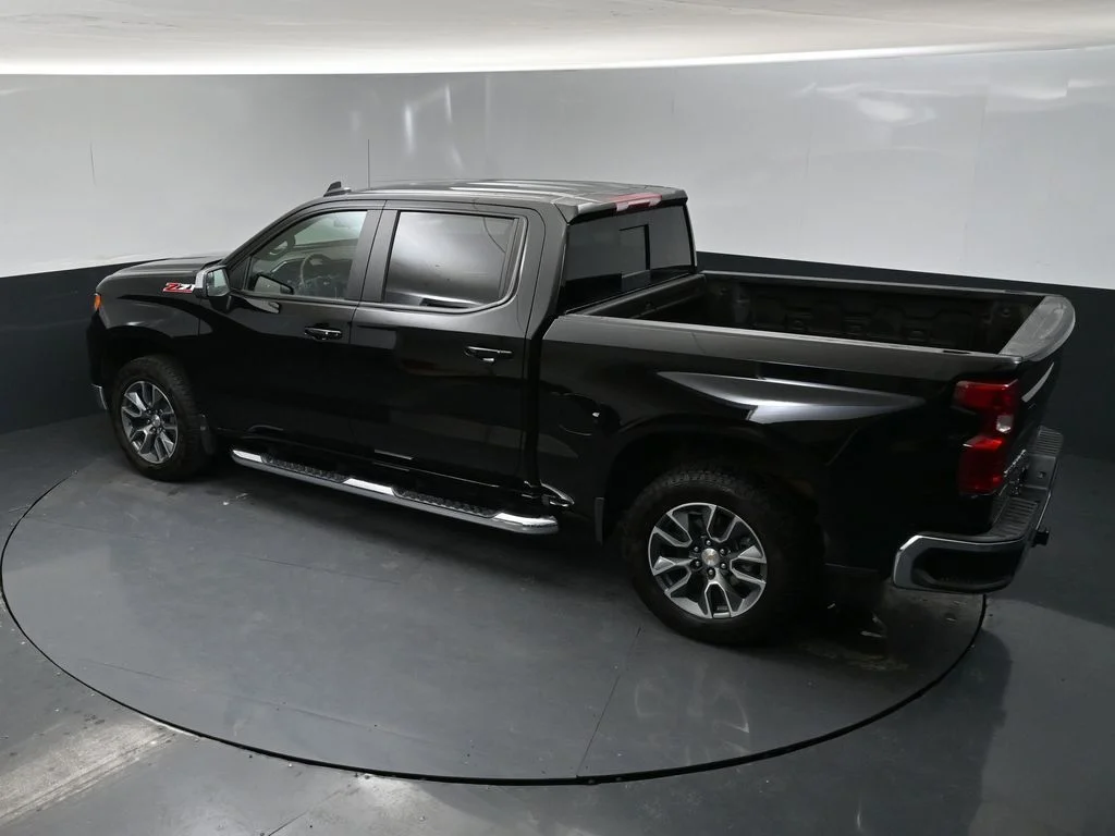 Used 2025 Black Chevrolet LT image 15