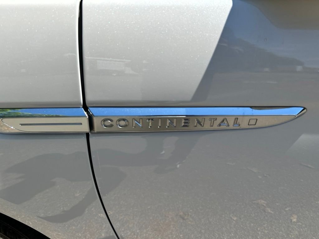 Used 2017 White Lincoln Select image 11