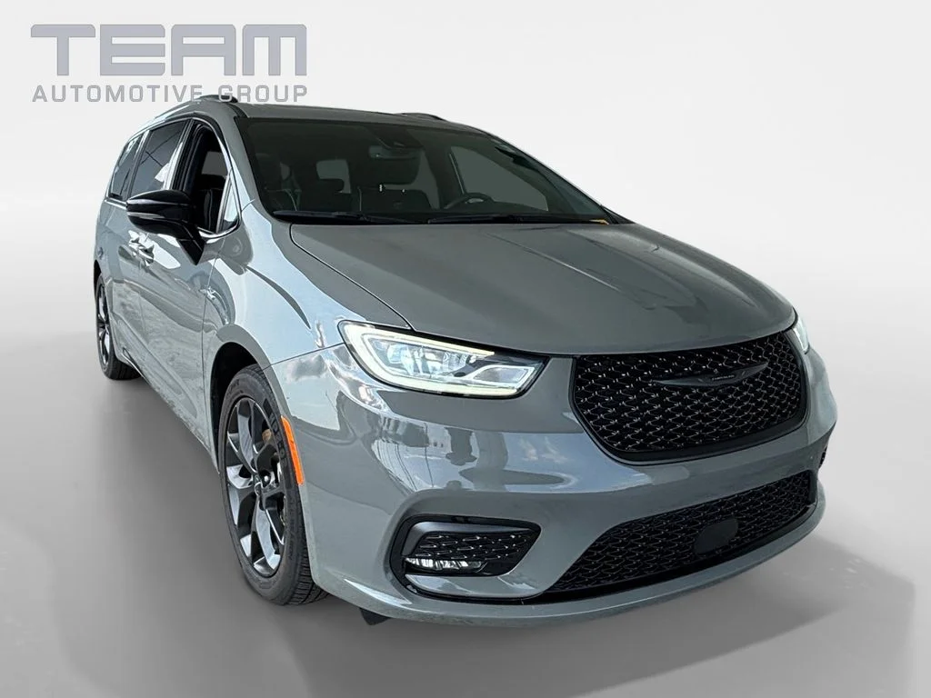 Used 2025 White Chrysler Limited image 1