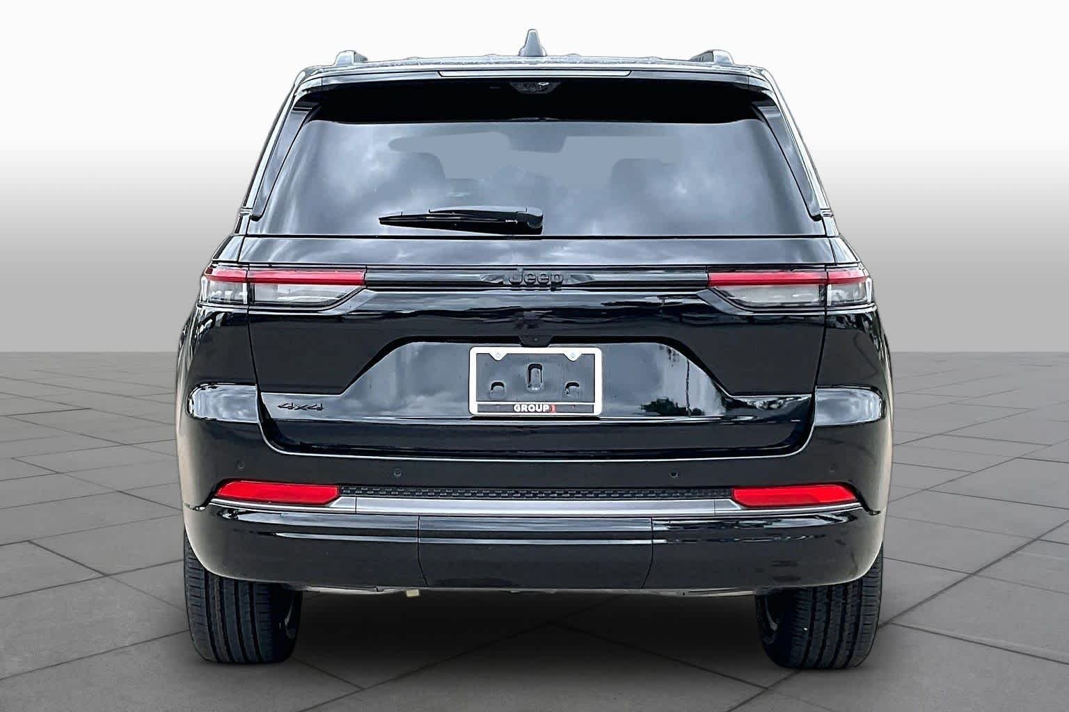 New 2026 Diamond Black Crystal Pearl-Coat Exterior Paint Jeep Limited Reserve image 4
