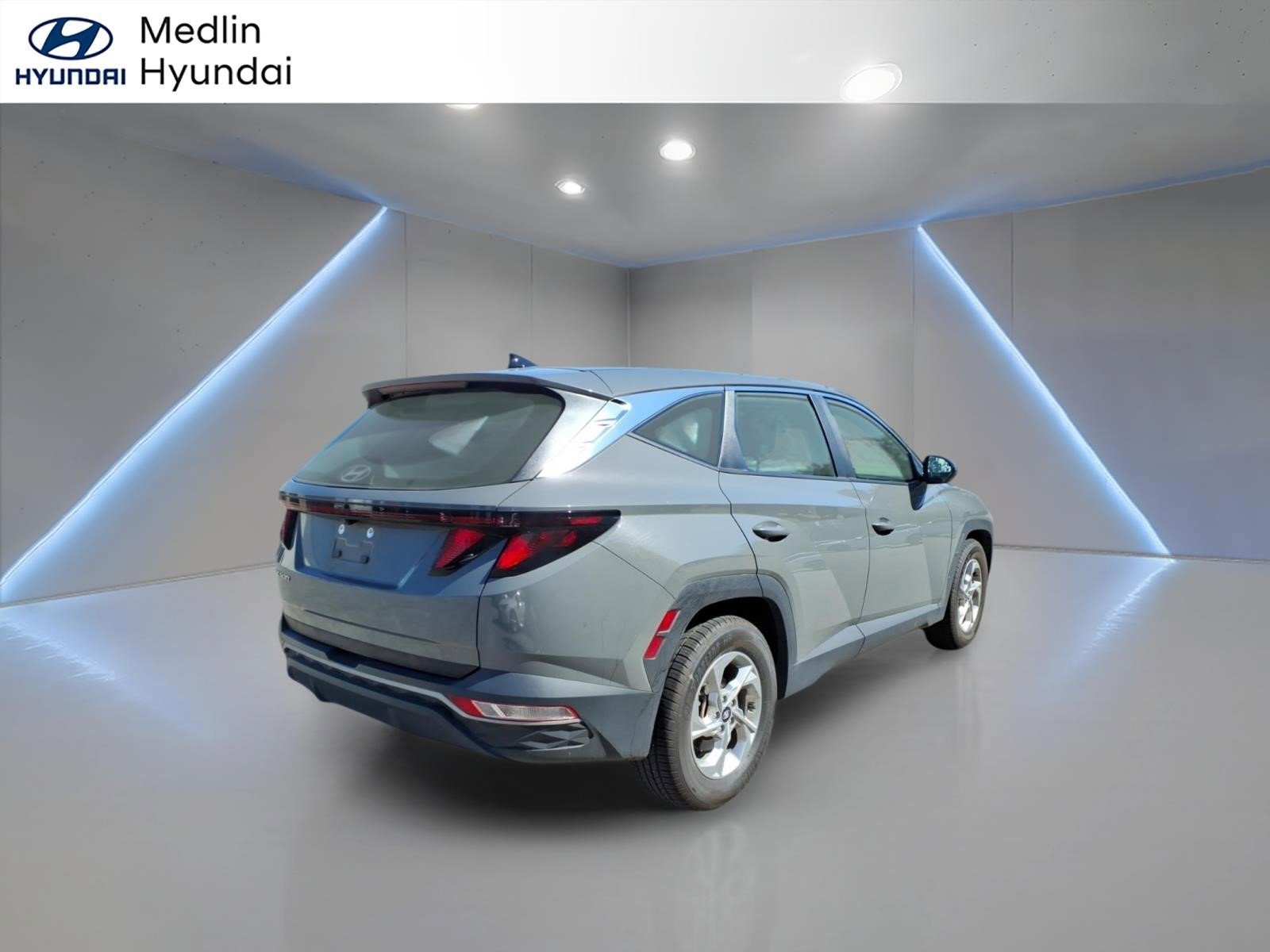 Used 2024 Hampton Gray Hyundai SE image 3