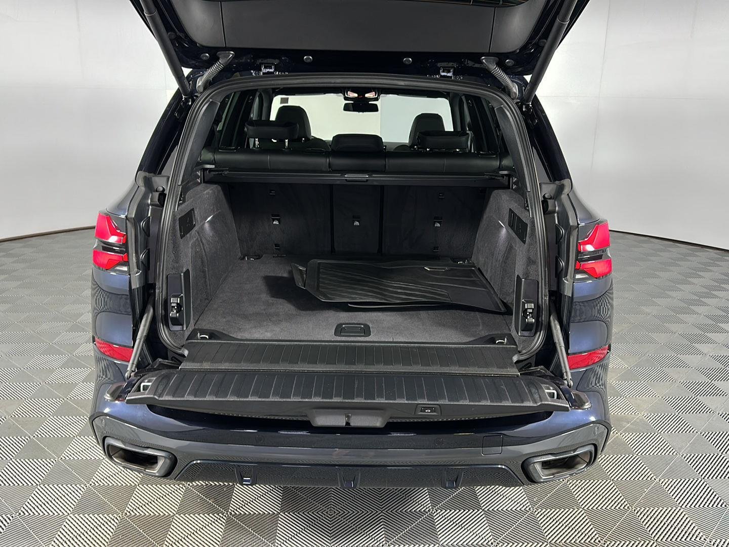 New 2026 Carbon Black Metallic BMW xDrive40i image 35
