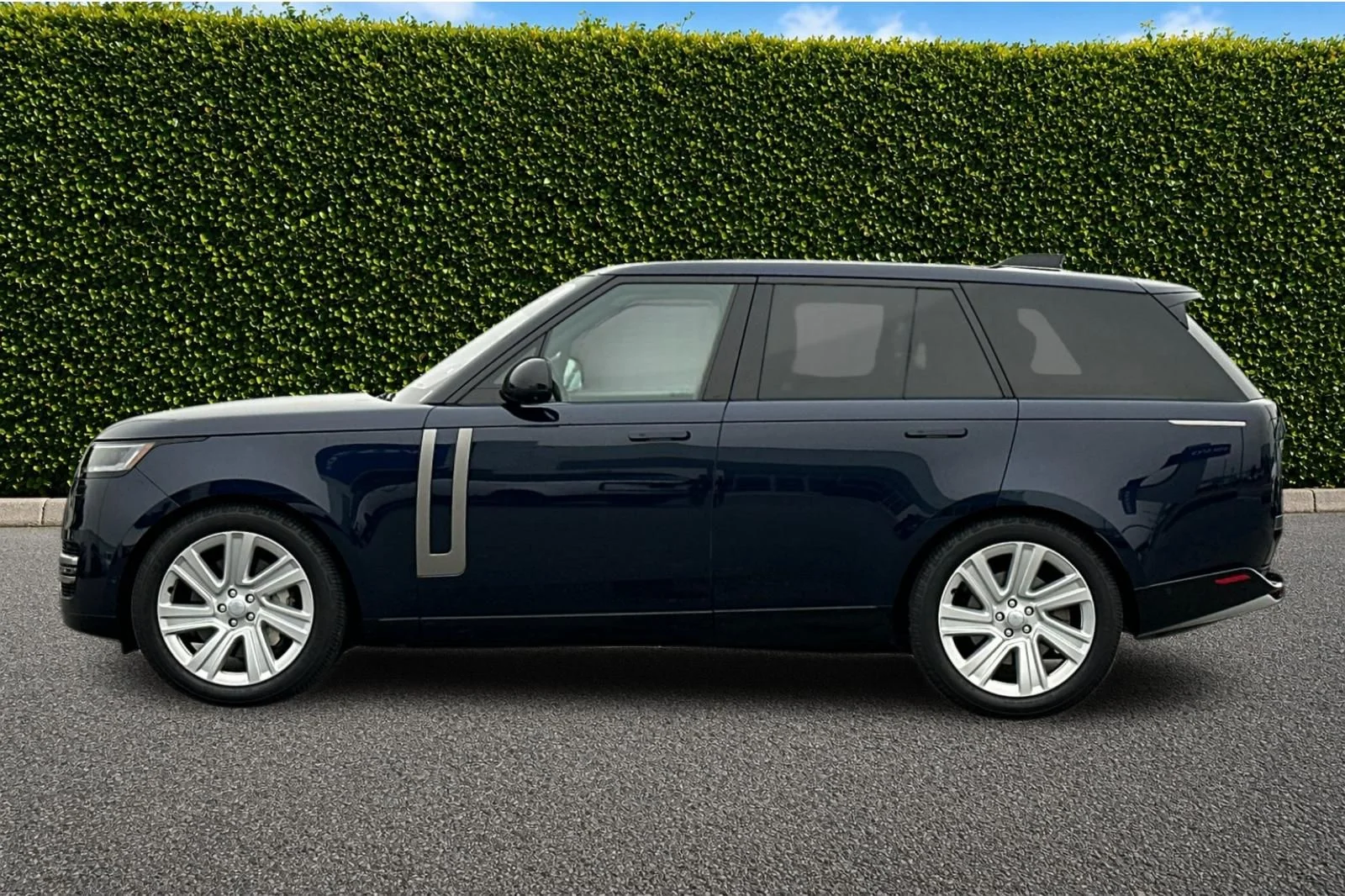 Used 2023 Blue Land Rover SE image 7