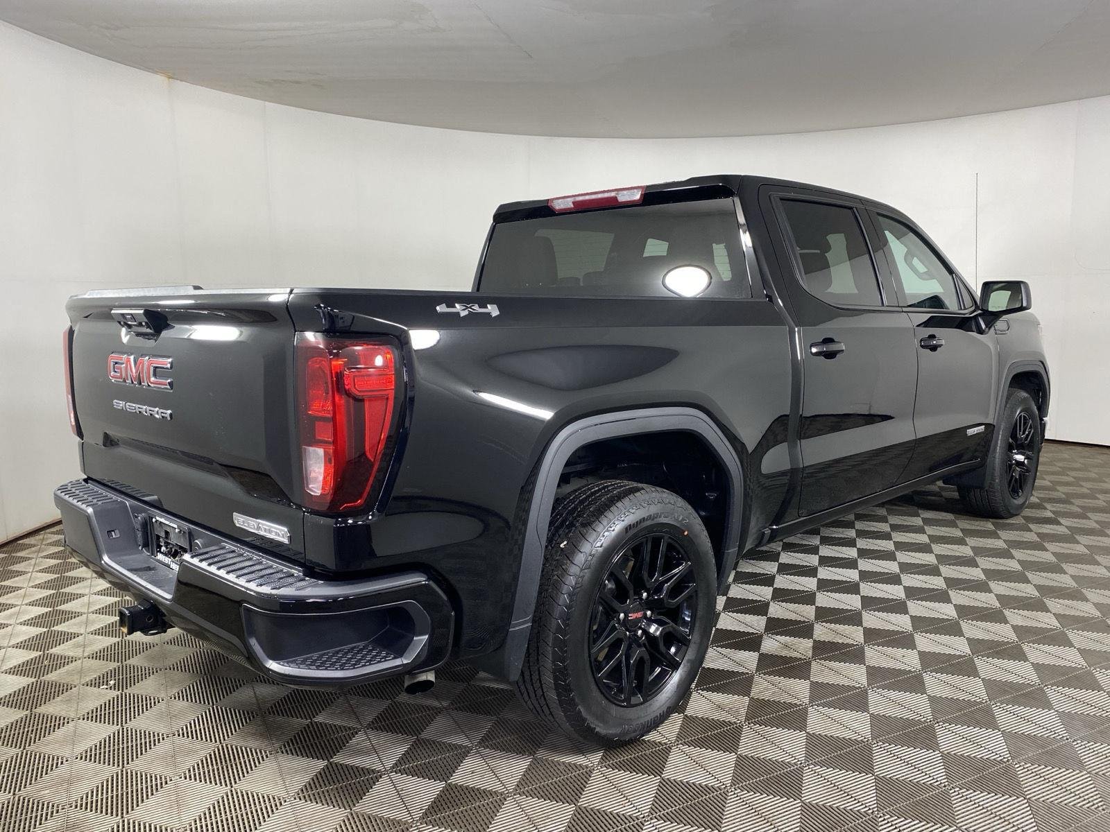Used 2024 Onyx Black GMC Elevation image 7
