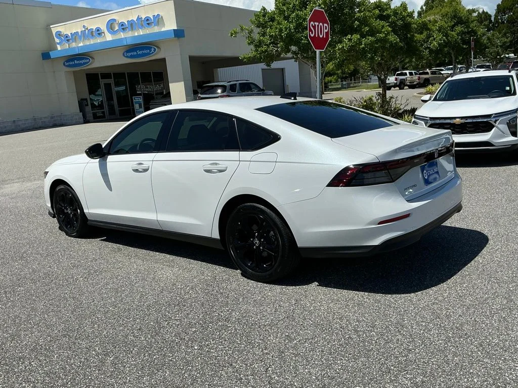 Used 2025 White Honda SE image 3