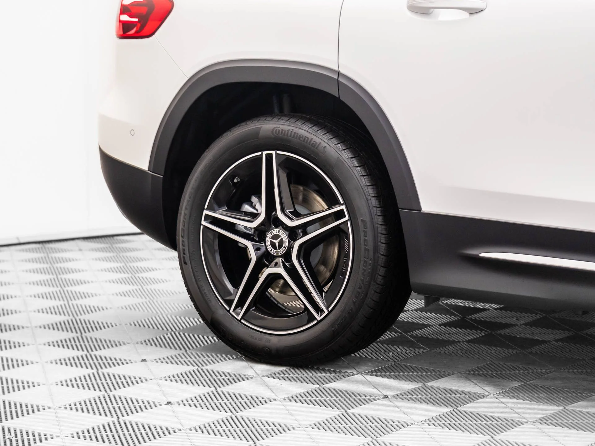 New 2026 White Mercedes-Benz GLB 250 image 35