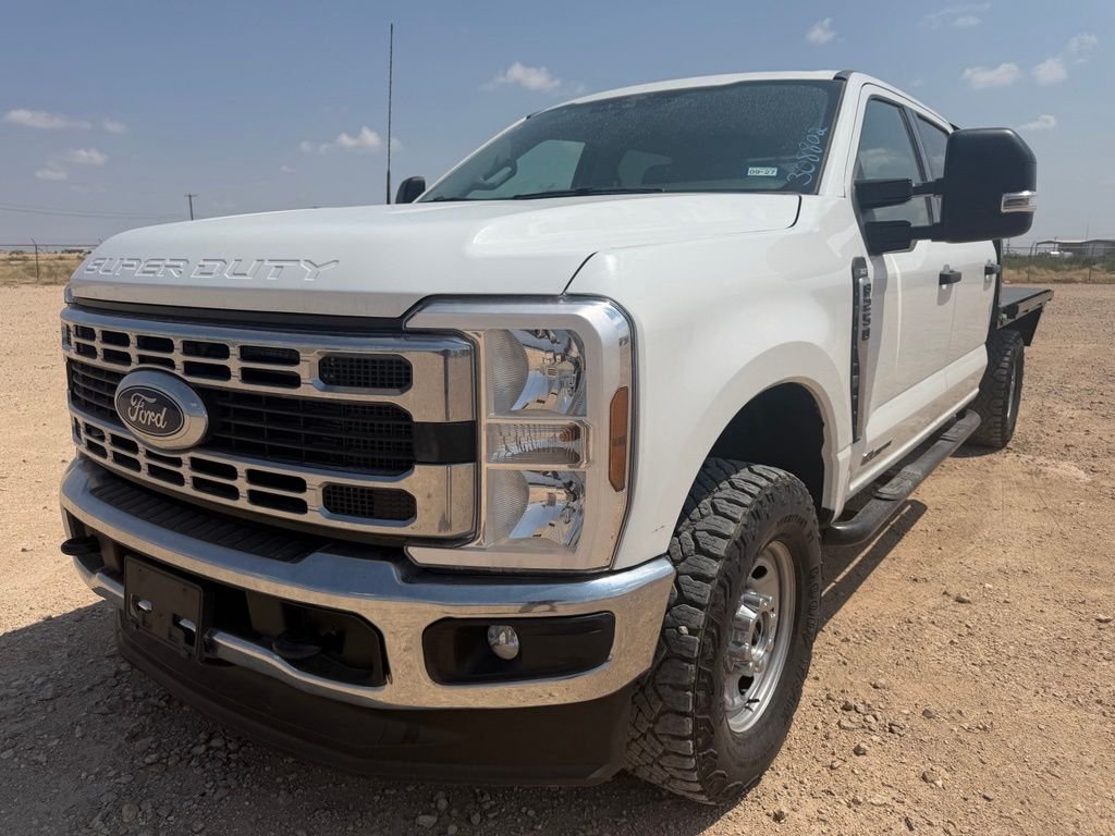 Used 2025 Oxford White Ford XLT image 3