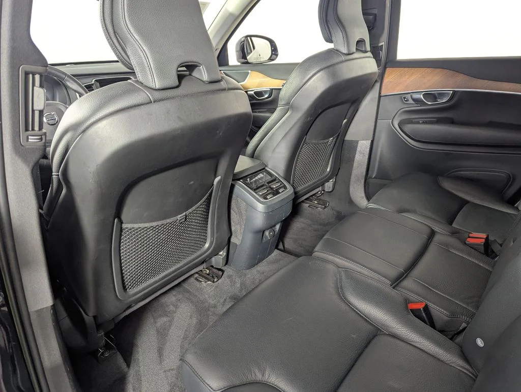 Used 2023 Black Volvo B6 Plus 7-Seater image 34