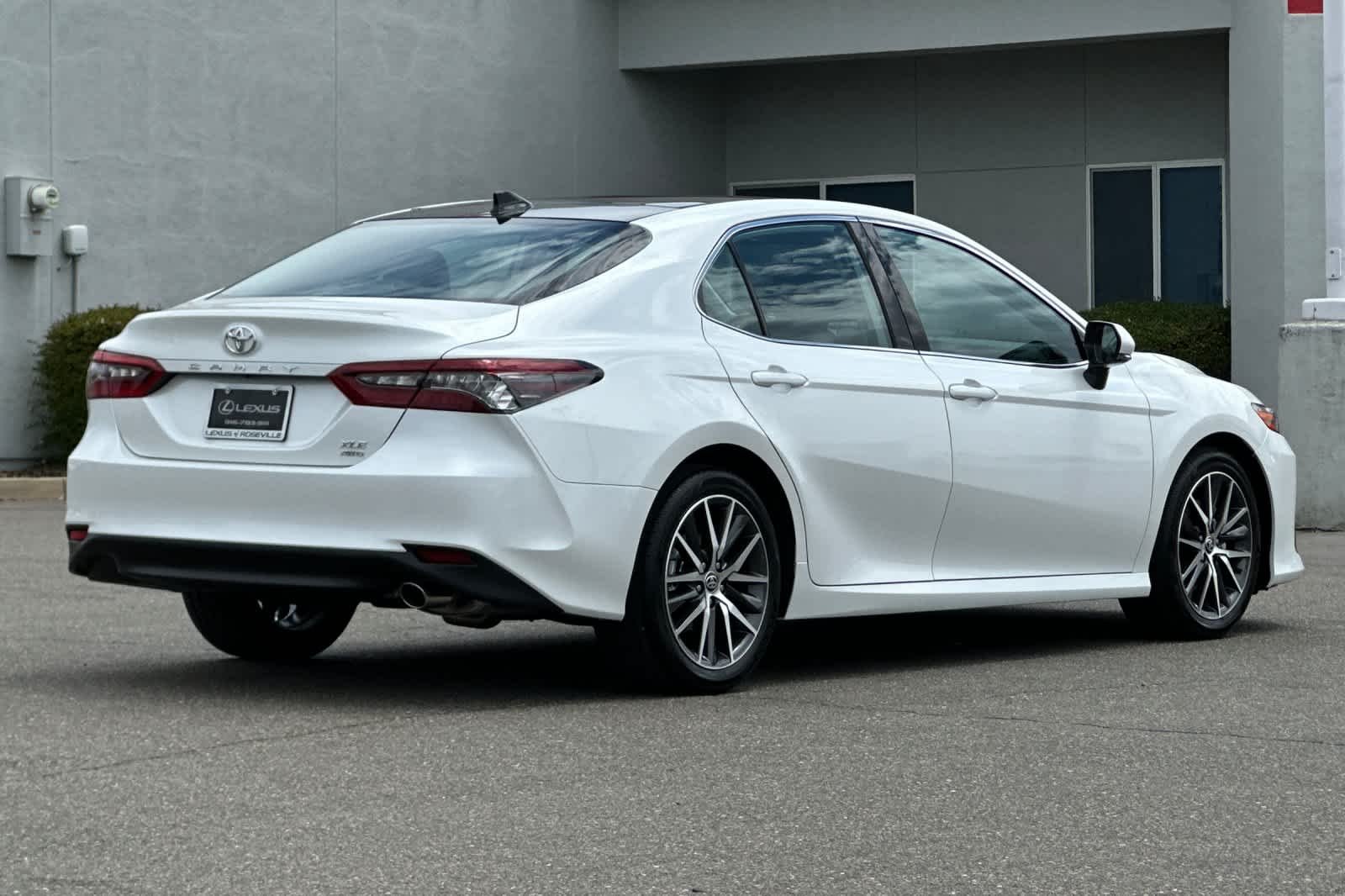 Used 2022 Wind Chill Pearl Toyota XLE image 2
