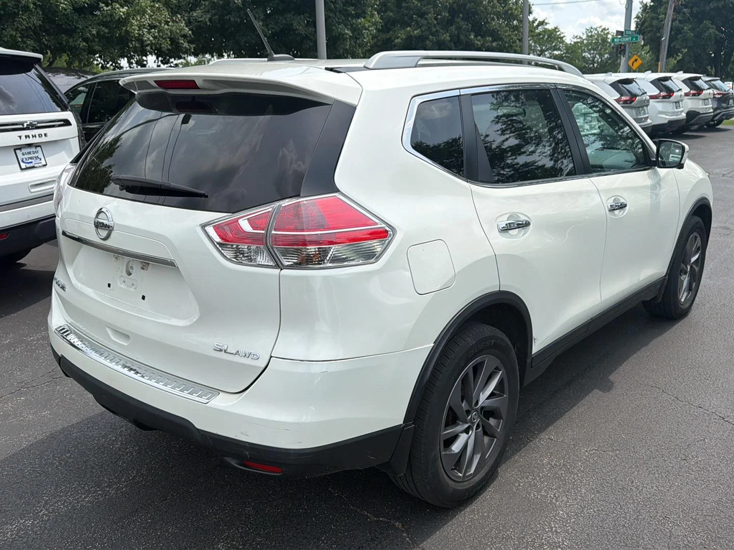 Used 2016 Pearl White Nissan SL image 3