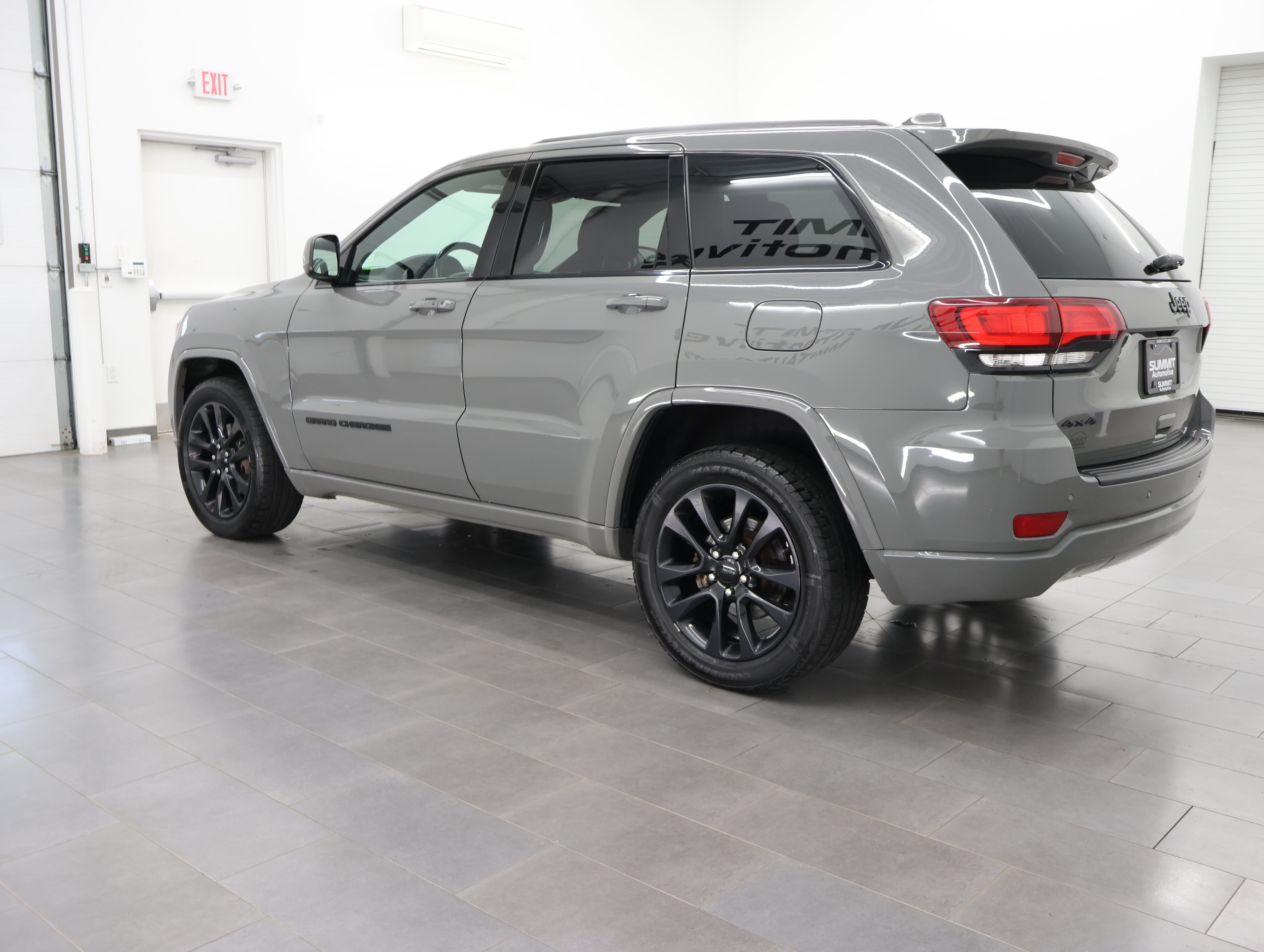 Used 2020 Sting-Gray Clearcoat Jeep 4x4 Altitude: ALTITUDE-4WD-NAV-MOON-HEATED SEATS-BACKUP CAM-1 OWNER image 6
