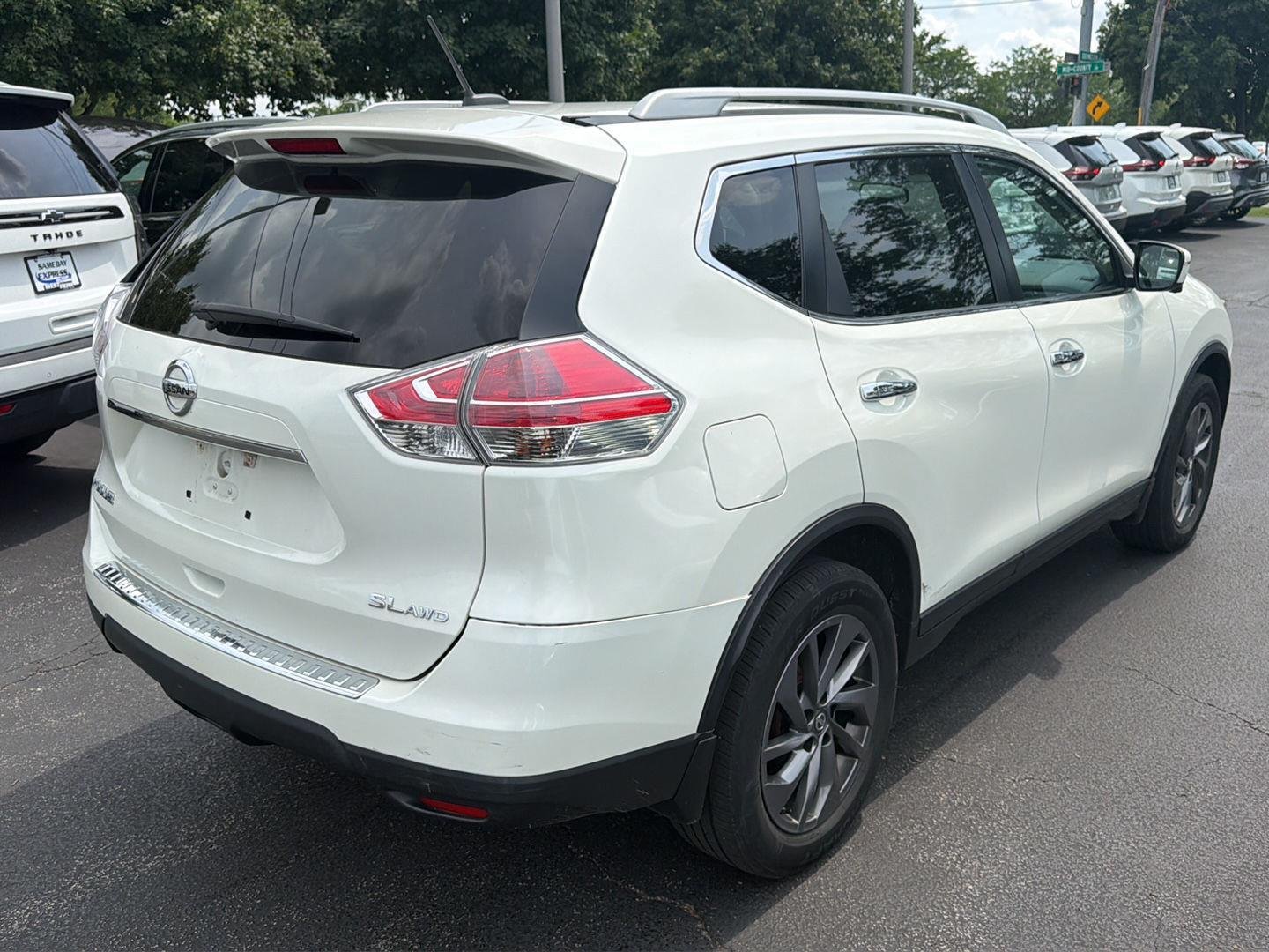 Used 2016 Pearl White Nissan SL image 3