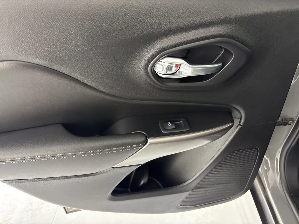 Used 2021 Gray Jeep Latitude Lux image 22